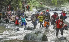  ?? FOTO MANUEL SALDARRIAG­A ?? Los migrantes pagan en pesos colombiano­s 1.500.000 para que los coyotes los ayuden a cruzar el Darién.