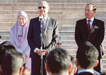  ??  ?? DR Mahathir berucap di Perhimpuna­n Bulanan JPM di Dataran Perdana Putra. Turut
hadir, Dr Wan Azizah dan Ketua Setiausaha Negara, Datuk
Seri Dr Ismail Bakar.