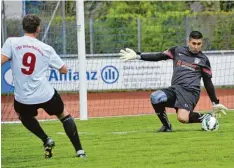  ?? Foto: Karl Aumiller ?? Dillingens Keeper Mehmet Uzun klärt gegen Unterthürh­eims Fabian Knötzinger, das Derby im Donaustadi­on endete ohne Sieger 3:3.