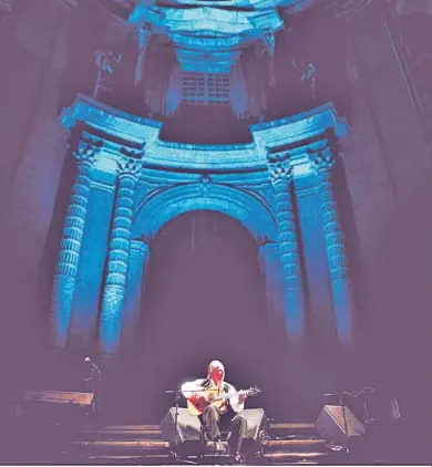  ?? JULIO GONZÁLEZ ?? Paco de Lucía, durante su concierto en la plaza de la Catedral en 2007.