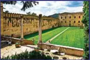  ??  ?? Un cortile interno al Castello del Catajo che si trova sui Colli Euganei