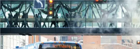  ?? JOHN LUCAS/EDMONTON JOURNAL ?? Edmonton’s pedways are busy on bitterly cold winter days, but we could learn from Minneapoli­s, king of elevated walkways.