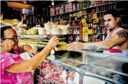  ??  ?? Rondón despacha en la tienda tras varias horas sin luz.