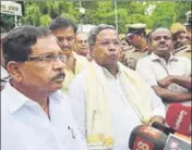  ?? AFP ?? ■ Siddaramai­ah (centre), the outgoing chief minister of Karnataka, addresses the media in Bengaluru on Wednesday.