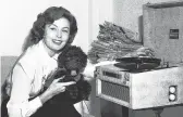  ?? JIM PRINGLE/AP ?? Actor Rhonda Fleming at her Rome apartment in 1955. The star of Hollywood’s Golden Age died Wednesday.