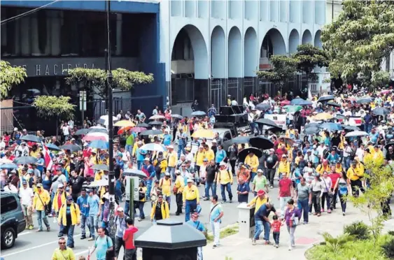  ?? JOSÉ CORDERO ?? Al entrar en sus 15 días de paro, los funcionari­os caminaron ayer por la avenida segunda, desde el parque Central hasta el Congreso.