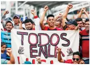  ??  ?? Un grupo de migrantes de la caravana Viacrucis Migrante pidió apoyo para cruzar el país rumbo a EU, en la Basílica.