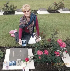  ??  ?? Patricia at the father's grave