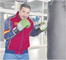  ?? Servicio especial ?? El entrenador Gómez Chamón, en el gimnasio Iron Salfer.