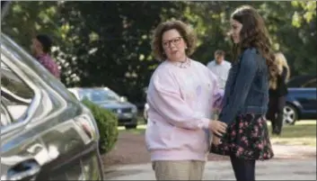  ??  ?? WARNER BROS. PICTURES Melissa McCarthy, left, and Molly Gordon share a scene in the comedy “Life of the Party.”