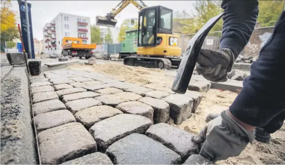  ??  ?? Unter dem Pflaster kein Strand, aber Sand: Straßenbau­arbeiten in Potsdam
