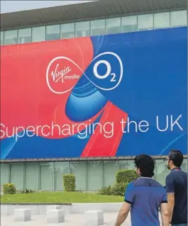  ?? ALAMY ?? Cartel publicitar­io de Virgin Media O2, marca copropieda­d de Telefónica.