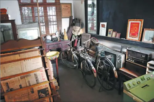  ?? PHOTOS BY WANG ZHUANGFEI / CHINA DAILY ?? Everyday items and old appliances have been placed on display at the Yuan Yuxiao Family Museum in Yichang, Hubei province.