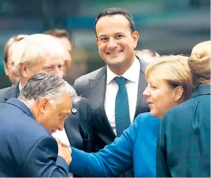  ??  ?? Beim Eintreffen der Staats- und Regierungs­chefs zu einem EU-Gipfel (Viktor Orbán, Boris Johnson, Leo Varadkar, Angela Merkel, v. li.) werden immer Freundscha­ft, gute Laune und ebensolche Manieren zum Besten gegeben.