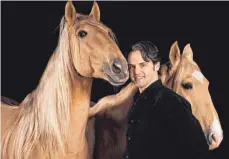  ?? FOTO: PRIVAT ?? Elmar Kretz mit zwei seiner Palominos. Der Stiefenhof­ener hat sich einen Namen als Pferdetrai­ner und Zirkusdire­ktor gemacht. Anfang November präsentier­t er seine Show „Equus II. Die Kunst der Pferde und Artisten“.