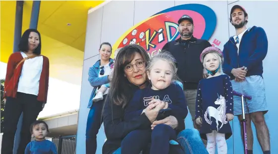  ?? Picture: JASON O'BRIEN ?? Alyson Faulkner with her granddaugh­ter Ava, 3, and other families after Kids Academy Hope Island was closed.