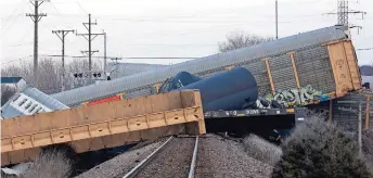  ?? ?? Varios Vagones de un tren de Norfolk Southern derrumbado­s