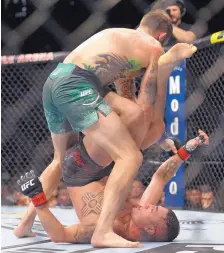  ?? ERIC JAMISON/ASSOCIATED PRESS ?? Albuquerqu­e’s Diego Sanchez, bottom, tries to fend off Michael Chiesa during their welterweig­ht MMA bout. Chiesa won by unanimous decision.