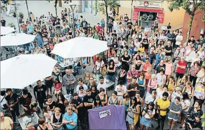  ?? LA VANGUARDIA ?? Una manifestac­ión recorrió ayer las calles de Molins de Rei en rechazo de la violación sucedida en el municipio