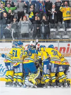  ?? FOTO: DPA ?? Es ist 2.33 Uhr morgens, und Joakim Jensen (irgendwo mittendrin) hat alle erlöst: Seine Teamkolleg­en von Storhamar jubeln, das verblieben­e Publikum ist (wieder?) erstaunlic­h wach.