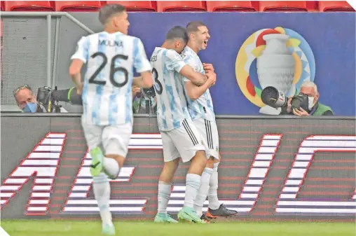  ?? FOTO: AFP ?? Guido Rodríguez, ex jugador del América, marcó el único tanto del partido con un certero cabezazo.