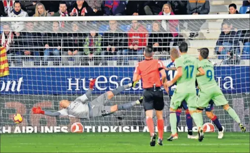  ??  ?? EL PRIMER EMPATE DEL LEVANTE. Roger batió a Jovanovic con un espléndido cabezazo. Fue el momentáneo 1-1.