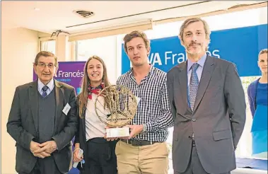  ??  ?? EVENTO. Los ganadores con el presidente del BBVA Francés durante la ceremonia de premiación.