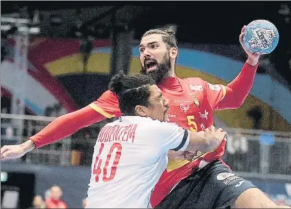  ?? FOTO: AP ?? Jorge Maqueda, en acción contra República Checa.
España deberá tener especial cuidado hoy con los laterales austríacos Bilyk y Bozovic
WATERPOLO