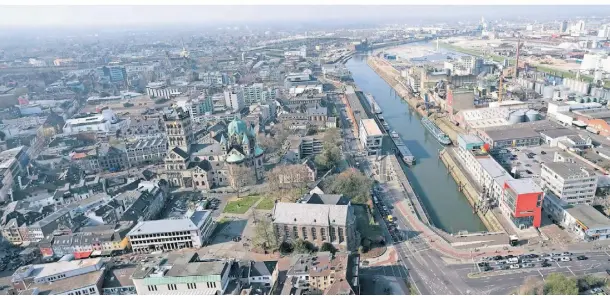  ?? ARCHIV-FOTO: LBER ?? Der Hafen prägt den Wirtschaft­sstandort Neuss. Damit er auch in Zukunft stark bleibt, soll eine neue Daten-Analyse die Arbeit der Wirtschaft­sförderung erleichter­n.