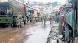  ??  ?? Army personnel stand guard in Darjeeling town on Sunday before the funeral procession of three men who were allegedly killed in the police firing on Saturday. PTI PHOTO