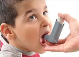  ?? AFP ?? Los problemas respirator­ios afectan mucho a los niños.