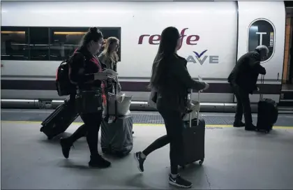  ?? / ALBERT GARCIA ?? Viajeros del tren AVE en la estación de Barcelona Sants