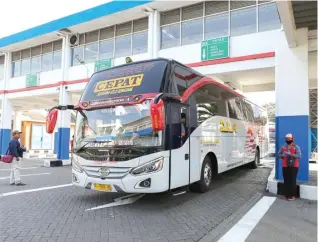  ?? ALLEX QOMARULLA/JAWA POS ?? TUNGGU PENUMPANG: Bus jurusan Surabaya–Semarang ngetem di Terminal Purabaya kemarin.