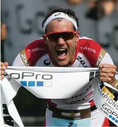  ?? Foto: dpa ?? So feierte Jan Frodeno seinen Sieg beim Ironman im vergangene­n Jahr auf Hawaii. Bei der diesjährig­en Ausgabe erwartet er starke Konkurrenz.