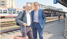  ?? FOTO: TANJA POIMER ?? „Es wird Zeit, dass sich etwas ändert“: Matthias Gastel (links) und Markus Böhlen von den Grünen fordern den Bund auf, die Modernisie­rung des Bahnverkeh­rs am Bodensee inklusive Stadtbahnh­of Friedrichs­hafen mit voranzubri­ngen.