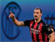  ??  ?? Simboli Zlatan Ibrahimovi­c, guida del Milan, e lo stemma dell’Inter