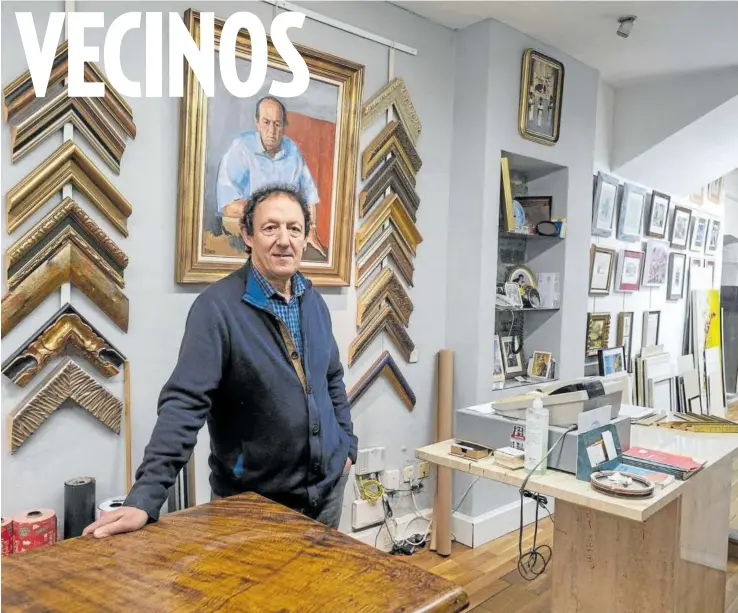  ?? ?? Iñaki Mendoza posa en el mostrador de la tienda Cuadros Mendoza delante de un cuadro en el que aparece su padre Amado.