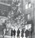  ?? CHICAGOTRI­BUNE ?? Michigan Avenue strollers are silhouette­d by the lights on the Christmas tree at Nathan Hale Court at Tribune Tower in Chicago on Dec. 16, 1949.