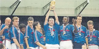  ??  ?? Aquella hazaña. Zinedine Zidane levanta la primera Copa del Mundo que ganó Francia, en 1998.
