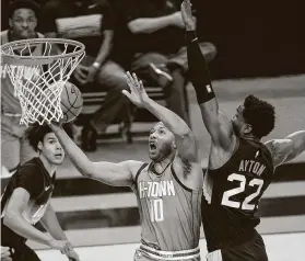  ?? Mark Mulligan / Staff photograph­er ?? Rockets guard Eric Gordon credits a fun atmosphere that no longer revolves around one superstar but on balance, ball movement and defense.