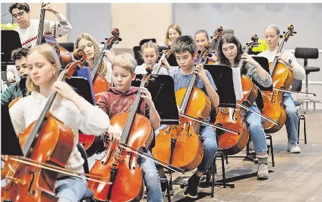  ?? FOTO: T+T FOTOGRAFIE/DPA ?? Ungefähr 80 Kinder sind Teil des Kinderorch­esters der Oper Zürich.