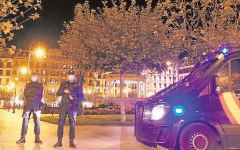  ?? // EDUARDO SANZ ?? Agentes de la Policía Nacional en la plaza del Castillo en Pamplona