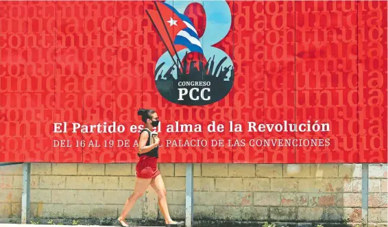  ??  ?? Una de las vallas que promueven el VIII Congreso del Partido Comunista de Cuba, a celebrarse del 16 al 19 de abril en La Habana