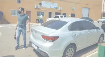  ??  ?? Juan Carlos Miranda mira a lo lejos parado junto a su auto, tras ser atacado por los maleantes.