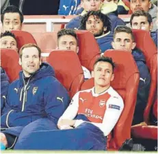  ?? FOTO:REUTERS ?? R
Sánchez y Cech observando la goleada.