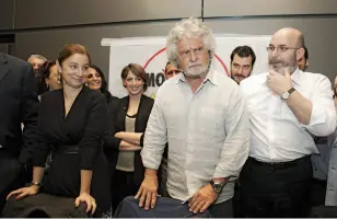  ??  ?? Verso le elezioni Al centro, Beppe Grillo. A destra, Vito Crimi, ancora in corsa per il Senato