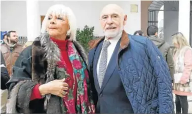  ??  ?? Teófila Martínez y Gabino Puche, ex líderes del PP andaluz, ayer en el Parlamento.