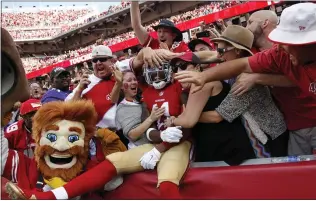  ?? NHAT V. MEYER STAFF FILE PHOTO ?? San Francisco 49ers’ Quinton Patton (11) celebrates with fans at Levi’s Stadium in Santa Clara in October 2015. Sports leagues are having a rough go of it during the coronaviru­s pandemic.