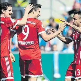  ?? FOTO: EFE ?? Lewandowsk­i celebra un gol con Rudy (uno de los fichajes del Bayern) y Rafinha