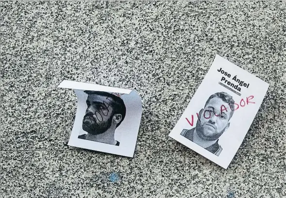  ??  ?? Condemna popular Pasquins amb els retrats dels cinc de ‘La Manada’ després d’una protesta a Madrid